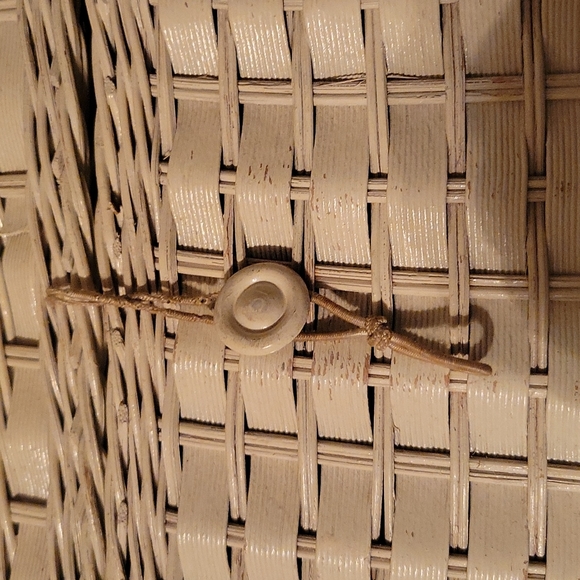 Vintage cream wicker box purse with button closure - Picture 10 of 12